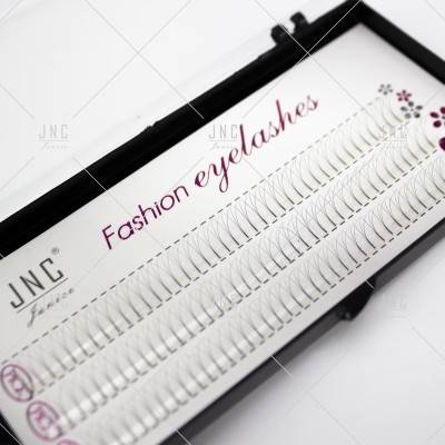 Caixa de pestanas falsas com texto Fashion eyelashes e fileiras de pestanas organizadas
