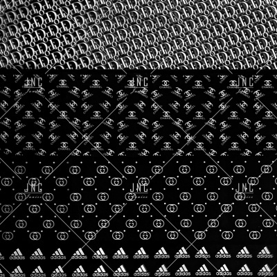 Padrões repetidos com logótipos de Dior, Chanel, Gucci e Adidas em faixas horizontais preto e branco