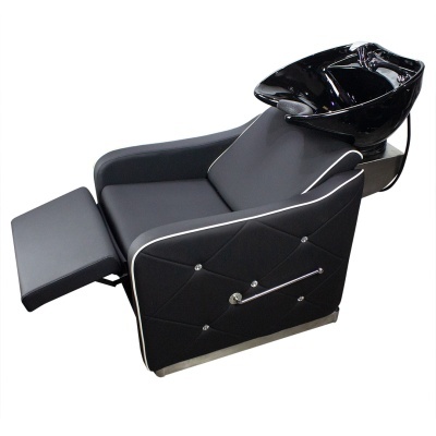 Cadeira de lavagem de cabelo preta com bacia de cerâmica e apoio extensível para pernas