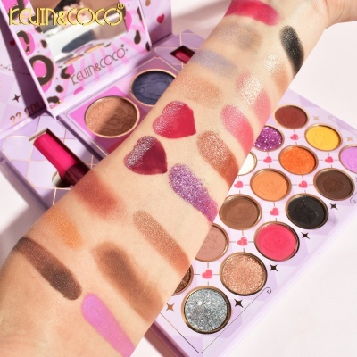 Paleta de sombras e batons KEVIN&COCO com diversas cores em braço e embalagem rosa