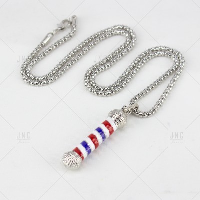 Colar com corrente prateada e pendente cilíndrico colorido