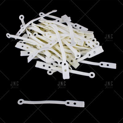 Pulseiras plásticas brancas com orifícios e fecho de argola