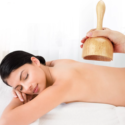 Mulher a receber massagem com ferramenta de madeira clara nas costas