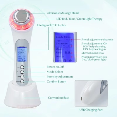 Dispositivo de massagem facial branco com cabeça ultrassónica e luzes LED, ecrã LCD azul e base de carregamento