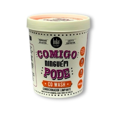 Embalagem plástica branca e laranja de condicionador limpante Lola Comigo Ninguém Pode