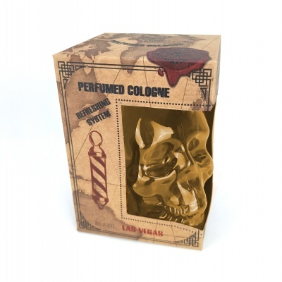 Embalagem de colónia com caveira dourada em relevo e padrão vintage