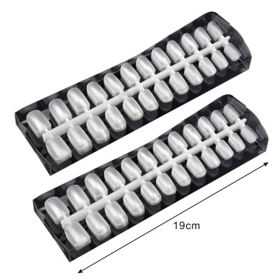 Conjuntos de unhas postiças prateadas em bandejas pretas, medindo 19 cm.