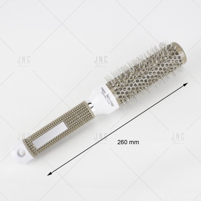 Escova de cabelo cilíndrica de metal prateado com cerdas e cabo cinza texturizado