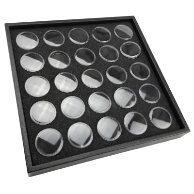 Conjunto de cápsulas plásticas transparentes para moedas em base preta com espuma.