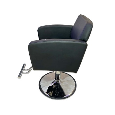 Cadeira de cabeleireiro preta com base redonda cromada e apoio para pés