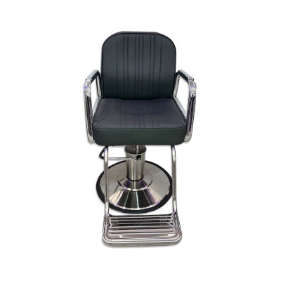 cadeira de bar preta com estrutura cromada