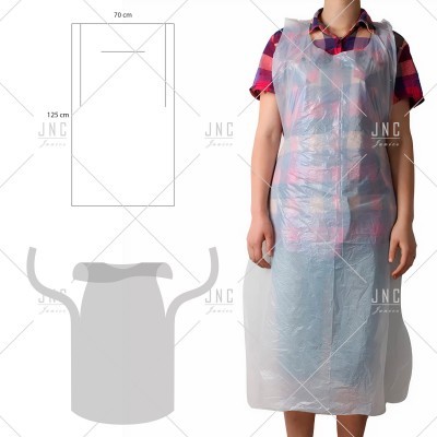 Pessoa com avental de plástico translúcido branco sobre camisa xadrez vermelha e azul