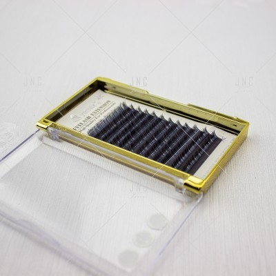 Extensões de pestanas em estojo transparente com moldura dourada