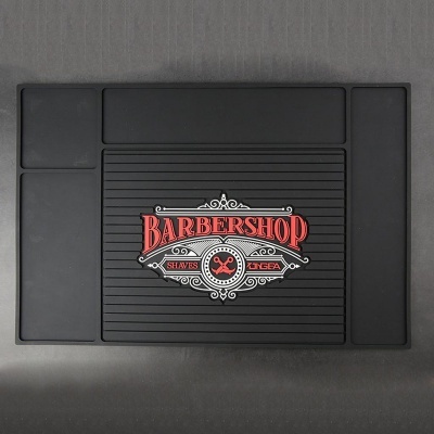 Tapete de barbearia preto com logótipo e texto BARBERSHOP SHAVES GEAR