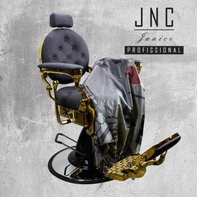 Cadeira de barbearia profissional dourada com estofado cinzento escuro e apoio de cabeça.