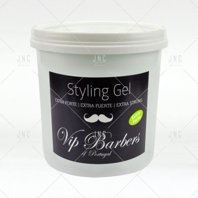 Frasco branco de Gel de Pentear Vip Barbers com rótulo preto e texto em várias línguas