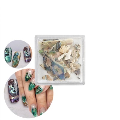 Fragmentos de concha e unhas com decoração marmoreada verde e azul