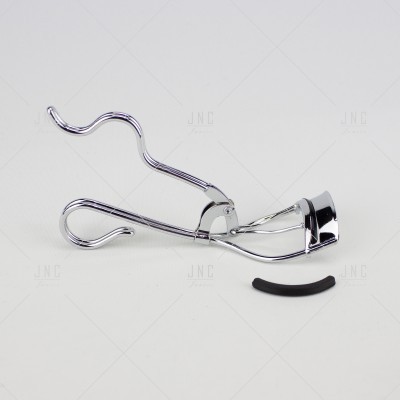 Esmaltecador de pestanas em metal prateado com borracha preta