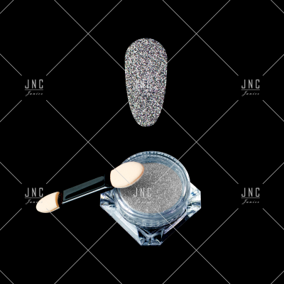 Pó de glitter prateado com aplicador e amostra aplicada sobre fundo preto