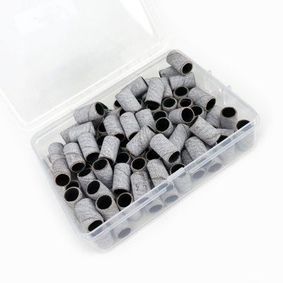 Caixa aberta com lixas cilíndricas cinzentas para unhas