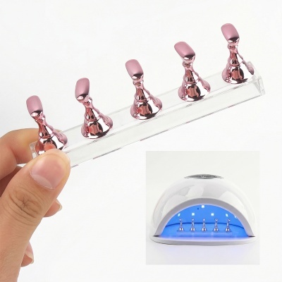 Conjunto de suportes metálicos cor de rosa em base transparente e dispositivo de secagem para unhas
