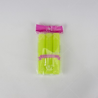 Três bobes para cabelo amarelo fluorescente embalados em plástico transparente com etiqueta rosa