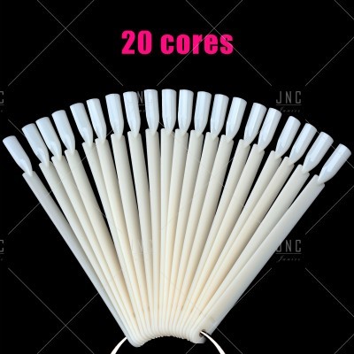 Mostruário de unhas artificiais disposto em leque com 20 cores