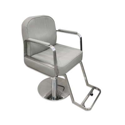 Cadeira de salão cinza com braços cromados e apoio para pés metálico