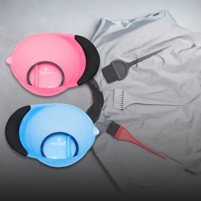 Recipientes para tintura de cabelo rosa e azul, três pincéis cinza, branco e vermelho, e capa cinzenta clara.
