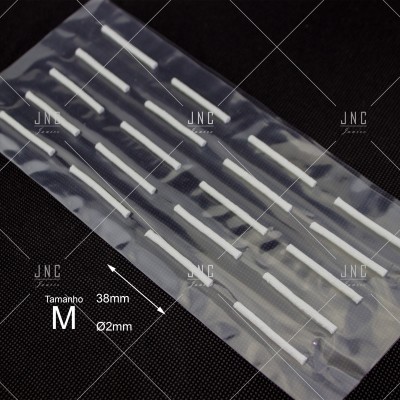 Cotonetes brancos embalados em plástico com texto de tamanho