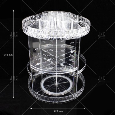 Expositor rotativo acrílico transparente com divisórias e suportes, fundo preto.