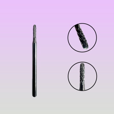 Ferramenta de corte metálica cilíndrica escura com ranhuras ampliadas em círculos