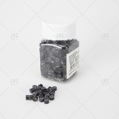 Frasco plástico com peças pretas cilíndricas e etiqueta