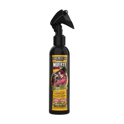 Frasco spray preto com rótulo colorido e texto 'SPRAY PROTECTOR MUERTE LOCURA'