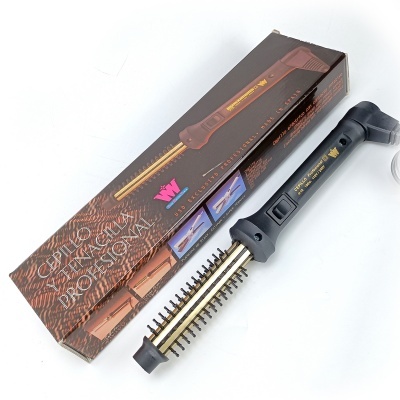 Escova alisadora profissional de cabelo cinza escuro com cerdas douradas junto à caixa