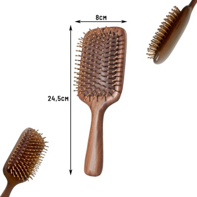 Escova de cabelo de madeira castanha com cerdas de madeira em fundo branco