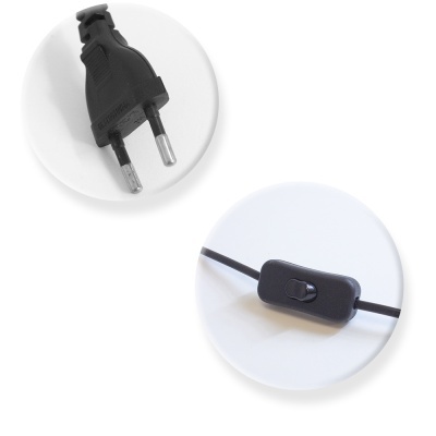 Ficha elétrica de dois pinos e interruptor deslizante preto em fundo branco