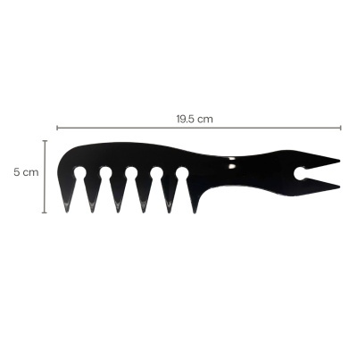 Pente preto largo com sete dentes e dimensões 19,5 cm por 5 cm