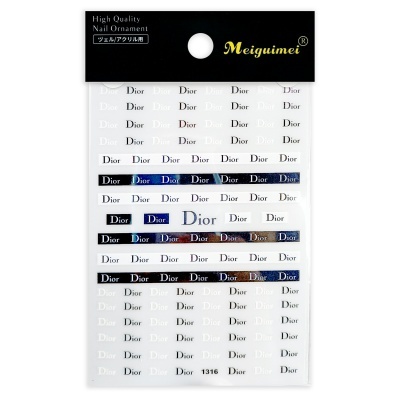 Autocolantes de unhas com texto Dior em várias cores num pacote transparente.