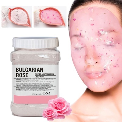 Máscara facial em geléia rosa com pétalas em rosto, frasco branco com rótulo BULGARIAN ROSE