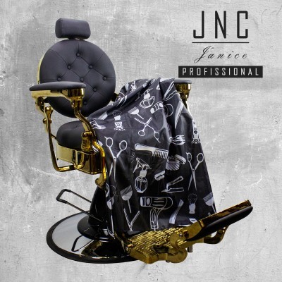 cadeira de barbeiro preta e dourada com pano preto estampado e fundo cinza com texto