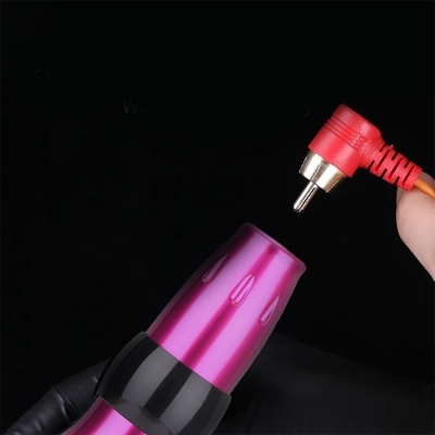 Máquina de tatuagem roxa com conector RCA vermelho em fundo preto