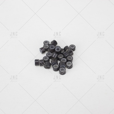 Pequenos tubos pretos com interior cinza sobre fundo branco