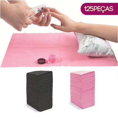 Aplicação de marcador de unhas com almofada branca e toalhitas em papel pretas e rosas