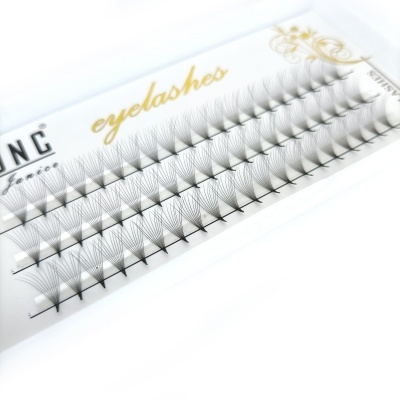 Conjunto de pestanas falsas em embalagem branca com texto dourado e preto