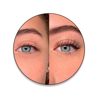 Olho feminino antes e depois de usar rímel em fundo branco