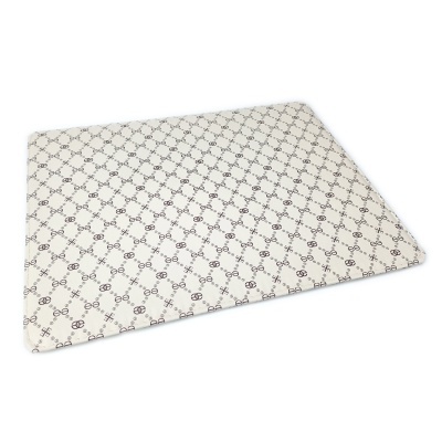 Tapete retangular bege com padrão castanho de elos entrelaçados