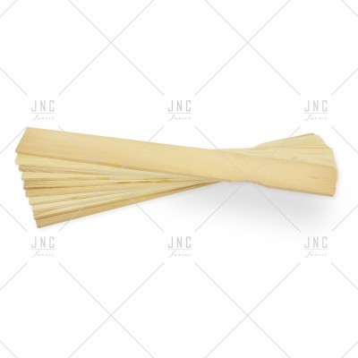 Conjunto de espetadas de madeira clara empilhadas em leque