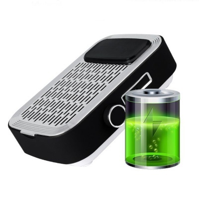 Dispositivo eletrónico preto e cinzento com grelha metálica e ícone de bateria verde