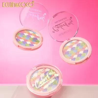 pós compactos coloridos KEVIN&COCO com padrão de escamas coloridas em fundo rosa